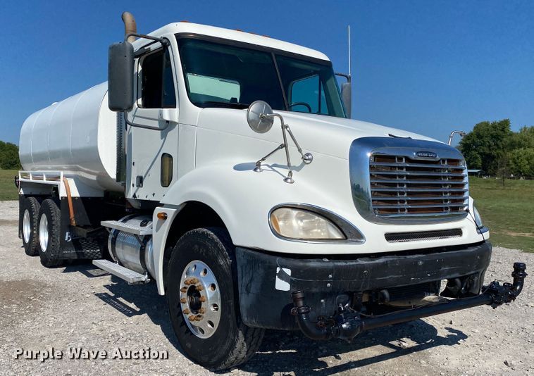 image for item JW9429 2006 Freightliner Columbia  water truck