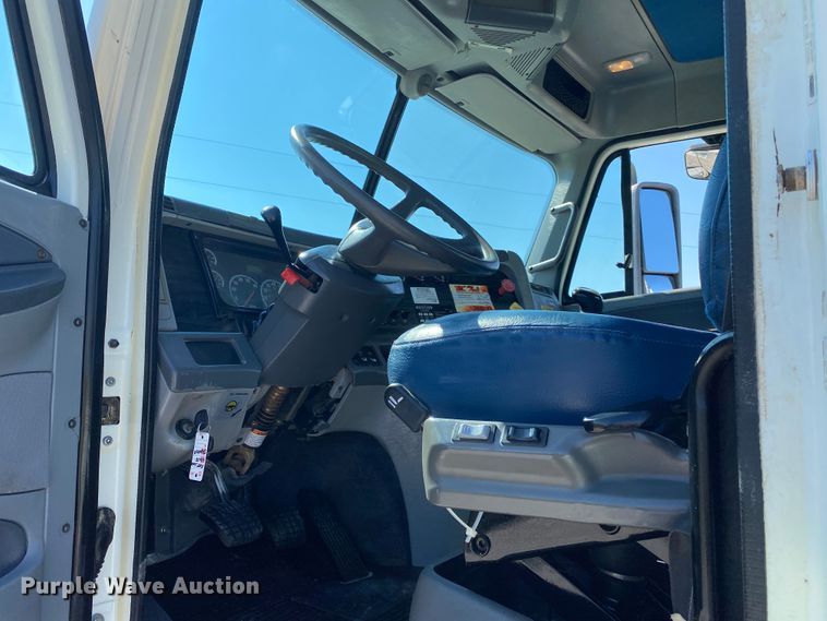 image for item JW9429 2006 Freightliner Columbia  water truck