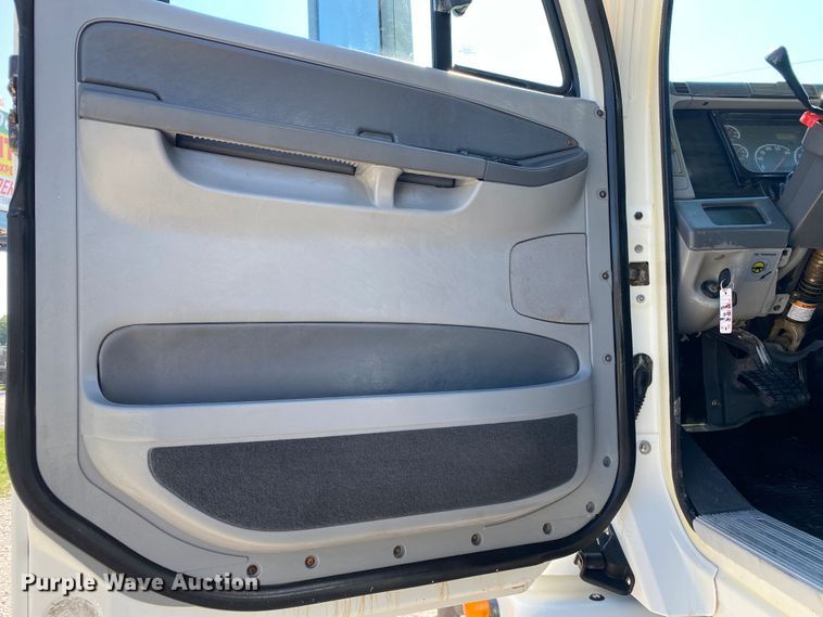 image for item JW9429 2006 Freightliner Columbia  water truck