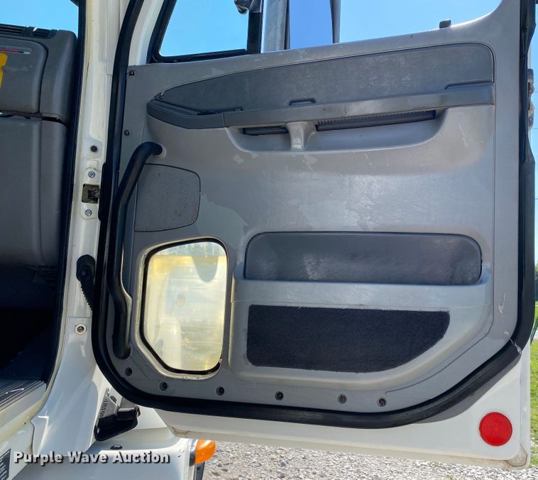 image for item JW9429 2006 Freightliner Columbia  water truck