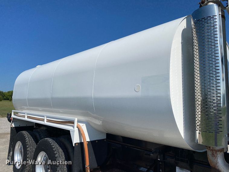 image for item JW9429 2006 Freightliner Columbia  water truck