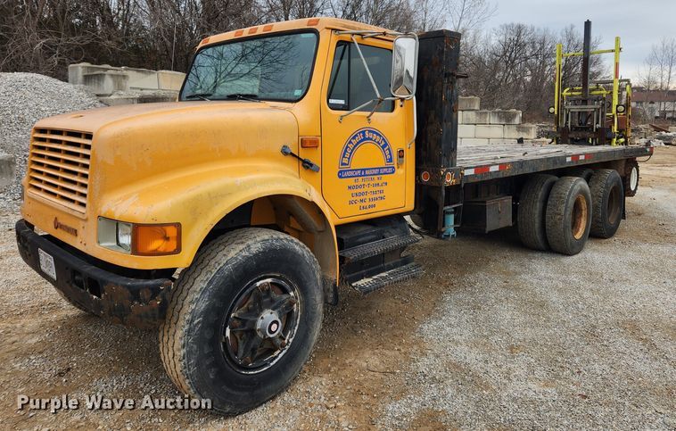 image for item KT9370 1990 International 4900  flatbed truck with forklift