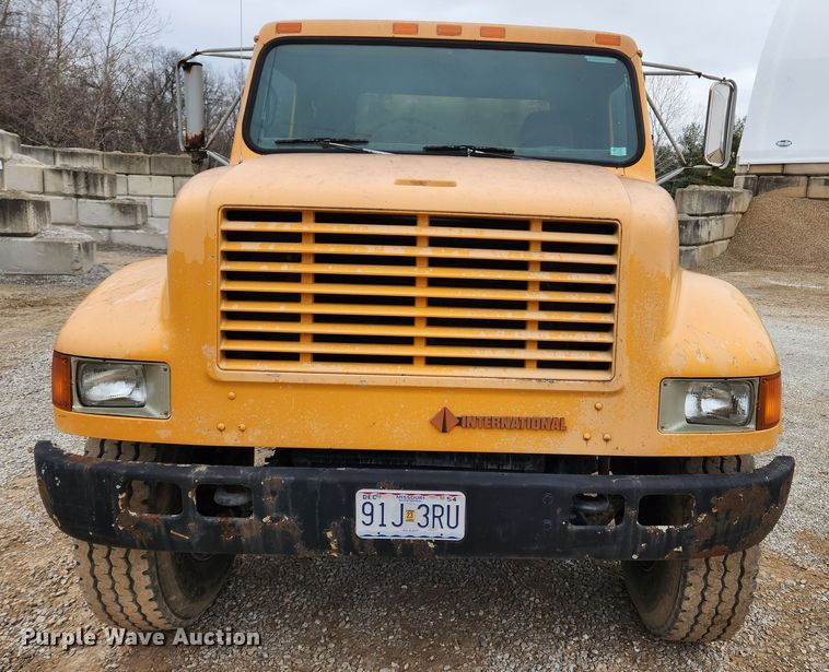 image for item KT9370 1990 International 4900  flatbed truck with forklift