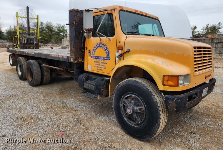 image for item KT9370 1990 International 4900  flatbed truck with forklift