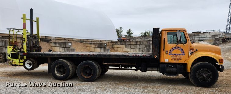image for item KT9370 1990 International 4900  flatbed truck with forklift