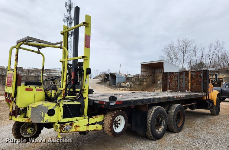 image for item KT9370 1990 International 4900  flatbed truck with forklift