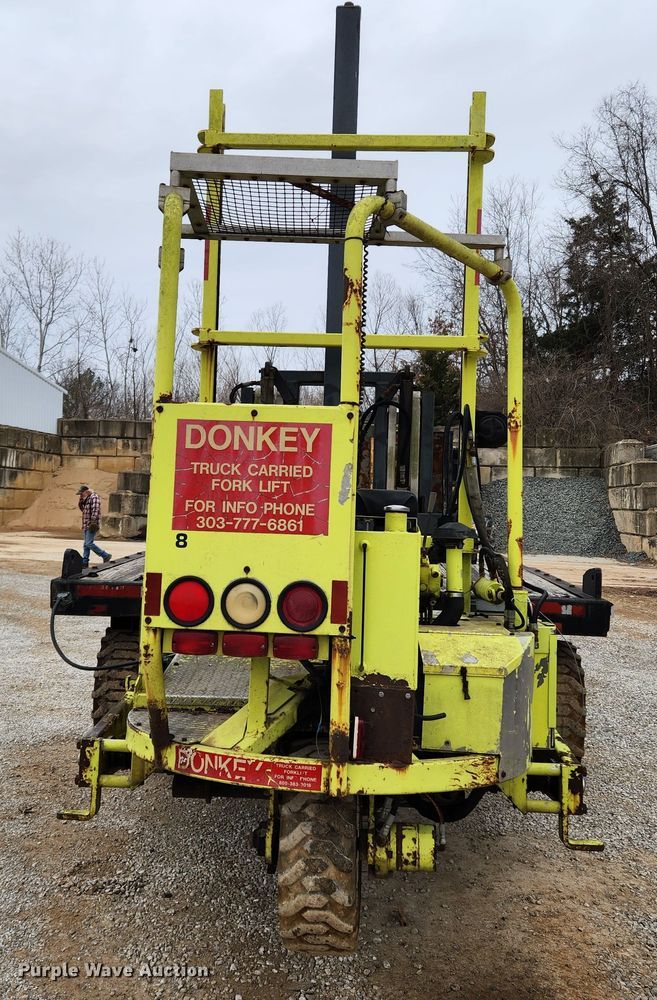 image for item KT9370 1990 International 4900  flatbed truck with forklift