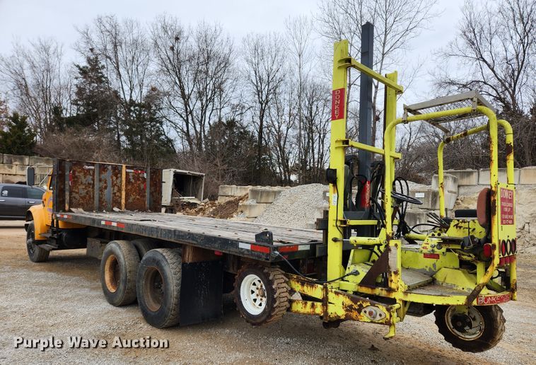 image for item KT9370 1990 International 4900  flatbed truck with forklift