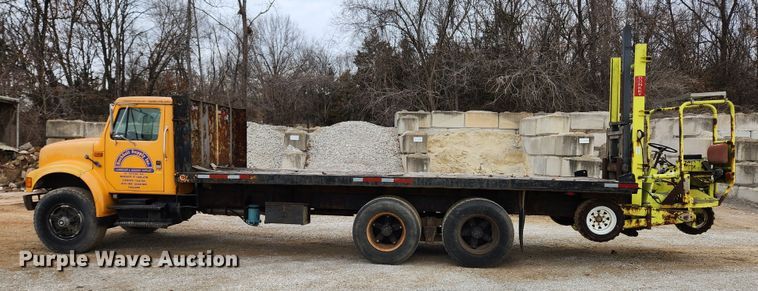 image for item KT9370 1990 International 4900  flatbed truck with forklift