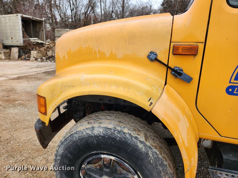 image for item KT9370 1990 International 4900  flatbed truck with forklift