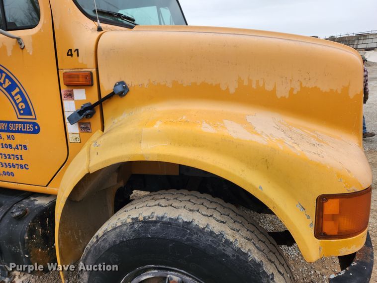 image for item KT9370 1990 International 4900  flatbed truck with forklift