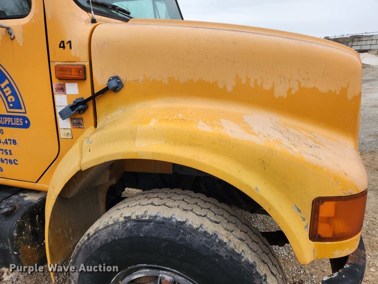 image for item KT9370 1990 International 4900  flatbed truck with forklift