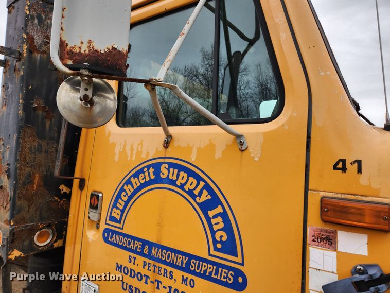 image for item KT9370 1990 International 4900  flatbed truck with forklift