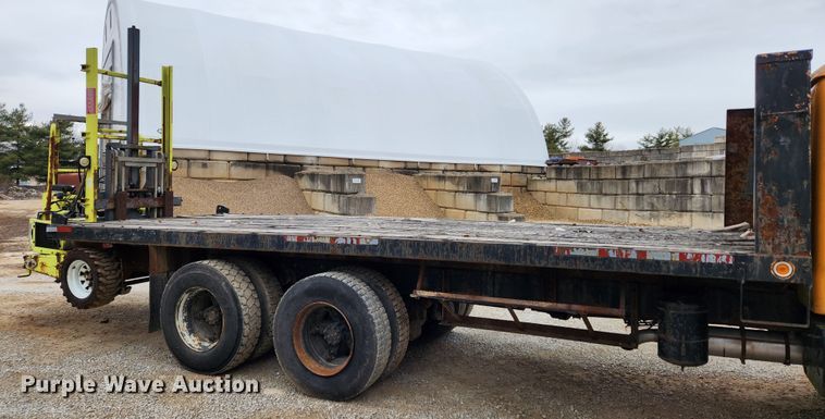 image for item KT9370 1990 International 4900  flatbed truck with forklift