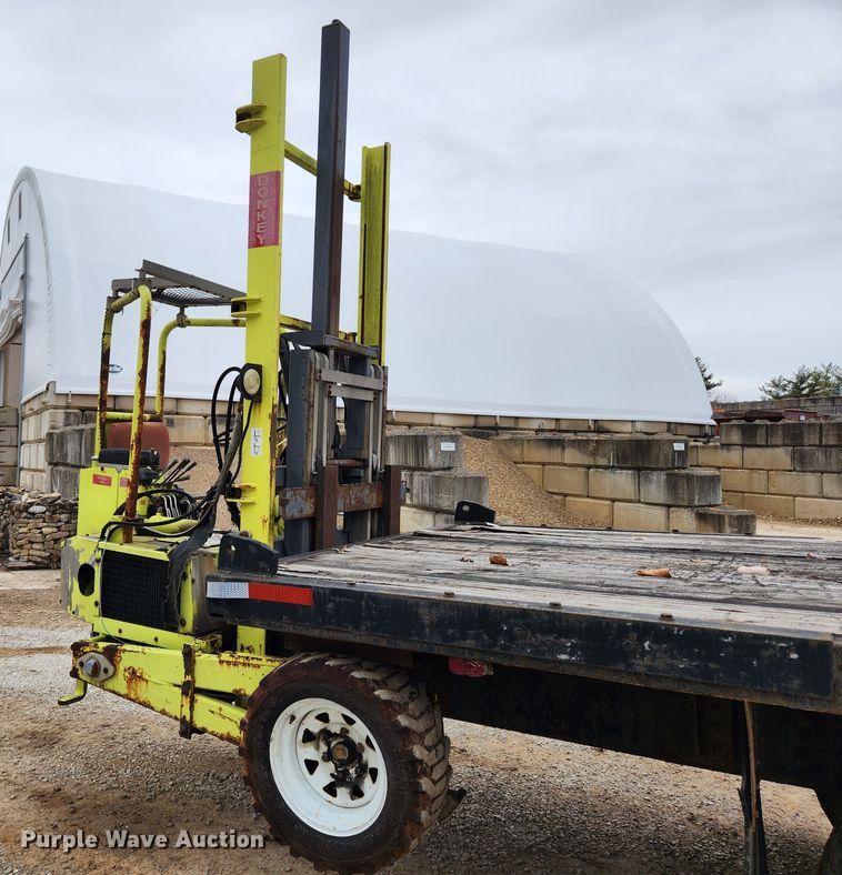 image for item KT9370 1990 International 4900  flatbed truck with forklift