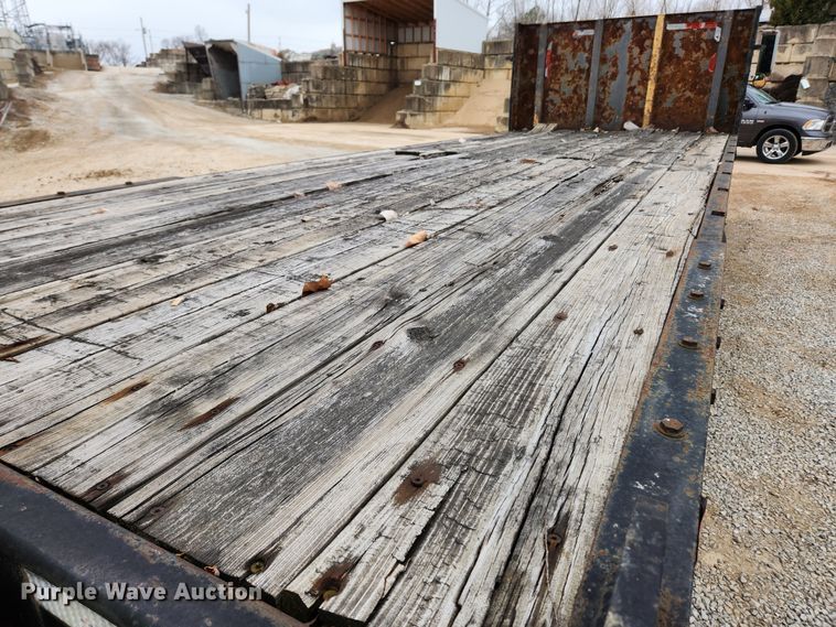 image for item KT9370 1990 International 4900  flatbed truck with forklift