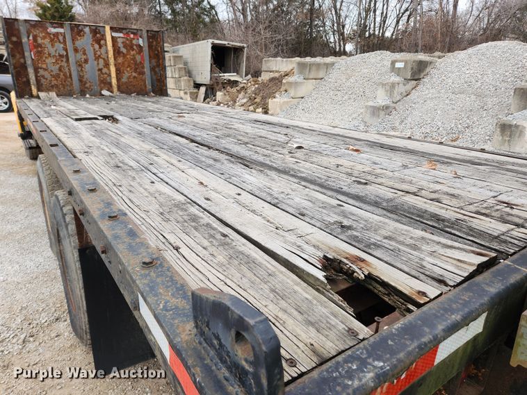 image for item KT9370 1990 International 4900  flatbed truck with forklift