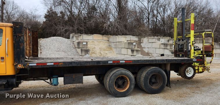 image for item KT9370 1990 International 4900  flatbed truck with forklift