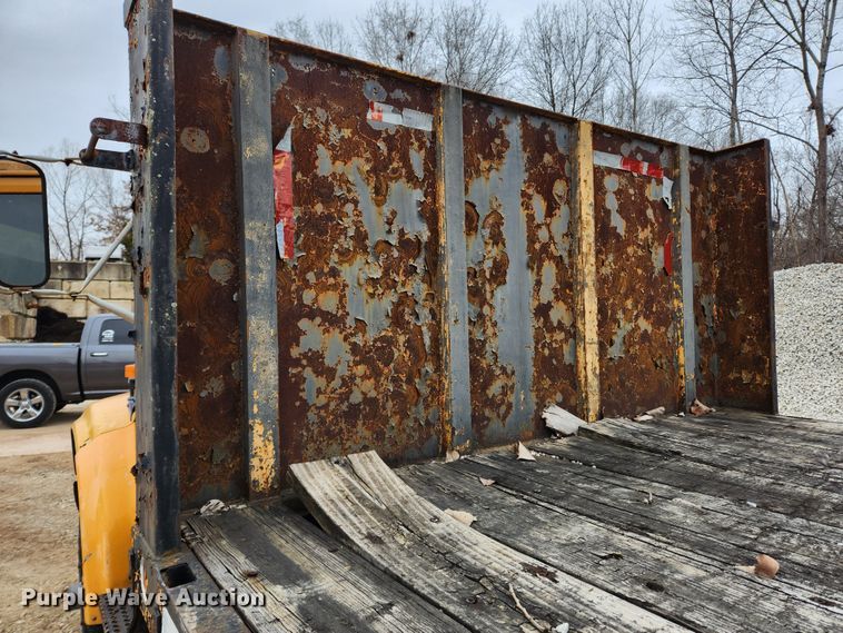 image for item KT9370 1990 International 4900  flatbed truck with forklift