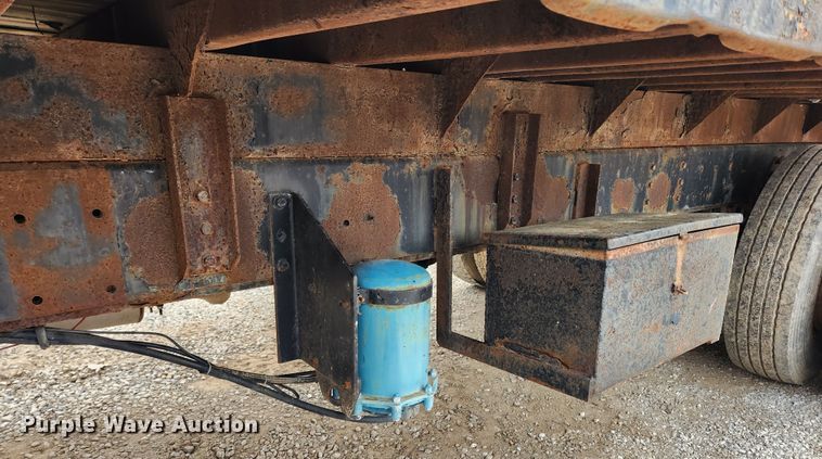 image for item KT9370 1990 International 4900  flatbed truck with forklift