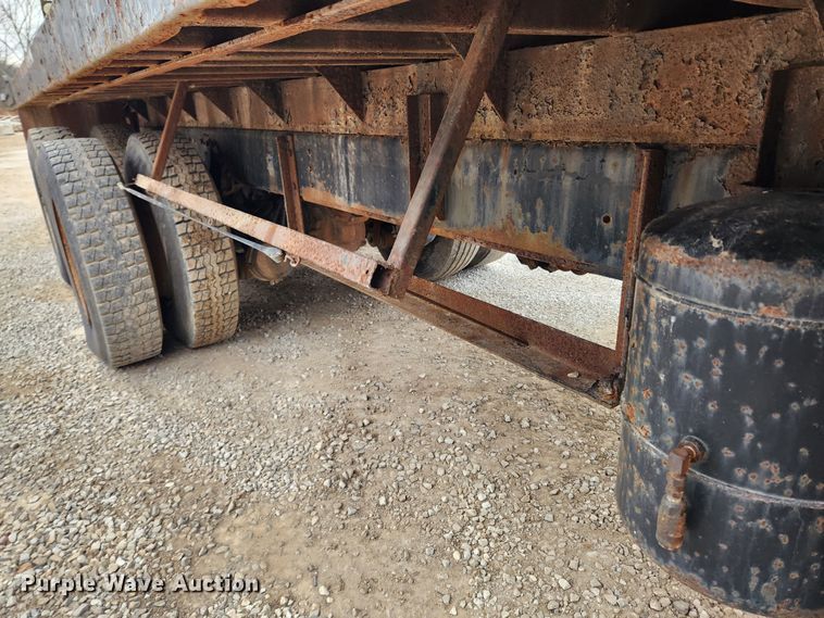 image for item KT9370 1990 International 4900  flatbed truck with forklift