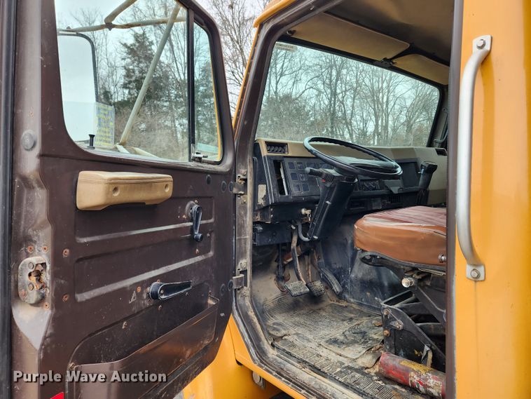 image for item KT9370 1990 International 4900  flatbed truck with forklift