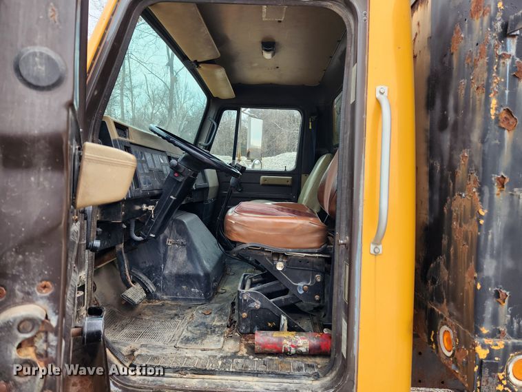 image for item KT9370 1990 International 4900  flatbed truck with forklift