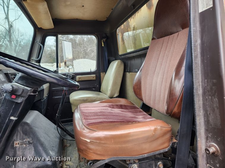 image for item KT9370 1990 International 4900  flatbed truck with forklift