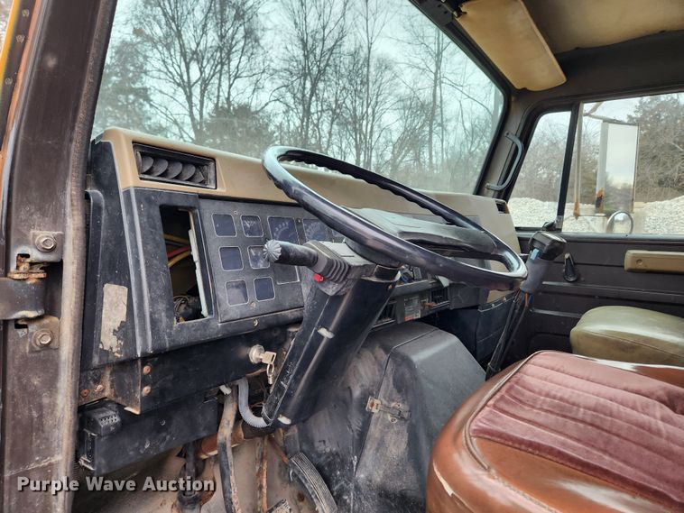 image for item KT9370 1990 International 4900  flatbed truck with forklift