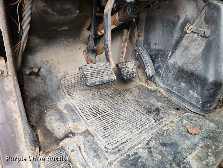 image for item KT9370 1990 International 4900  flatbed truck with forklift