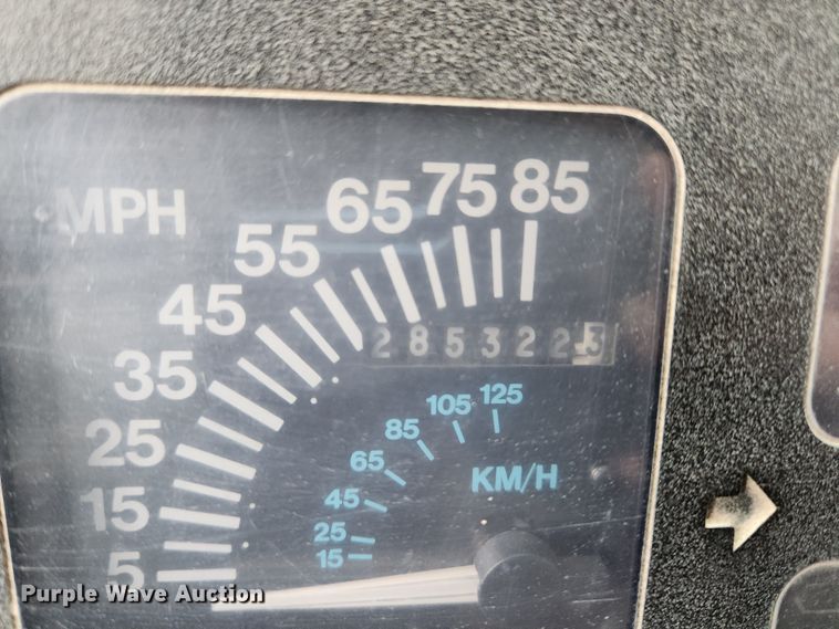 image for item KT9370 1990 International 4900  flatbed truck with forklift