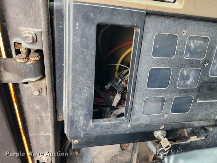 image for item KT9370 1990 International 4900  flatbed truck with forklift