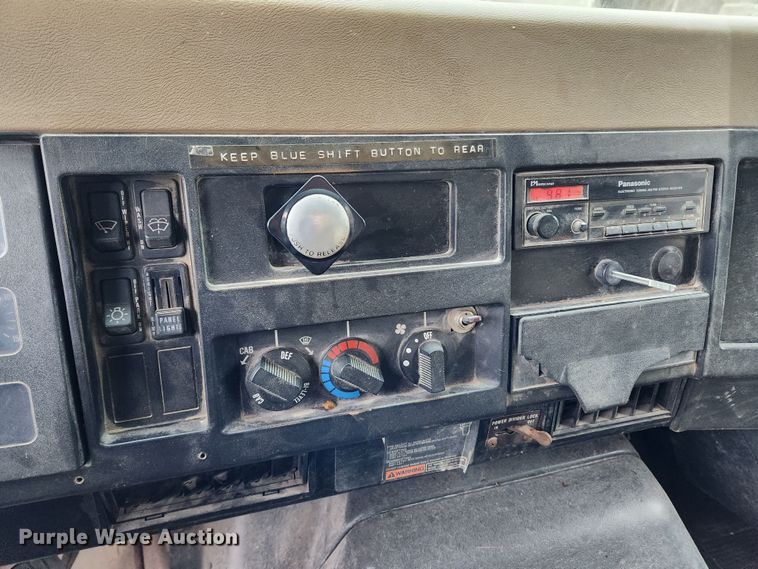 image for item KT9370 1990 International 4900  flatbed truck with forklift