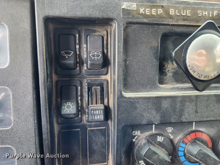 image for item KT9370 1990 International 4900  flatbed truck with forklift