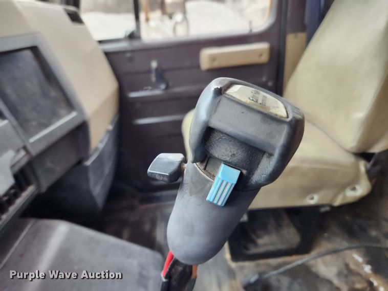 image for item KT9370 1990 International 4900  flatbed truck with forklift