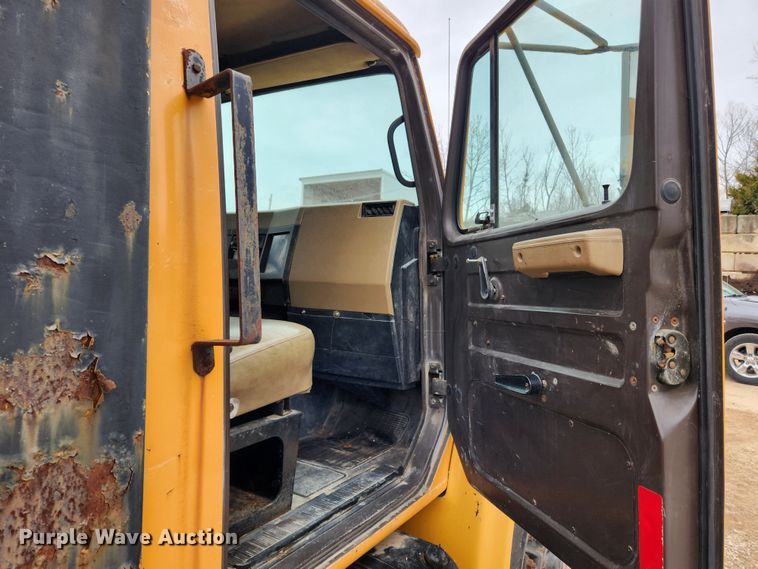 image for item KT9370 1990 International 4900  flatbed truck with forklift