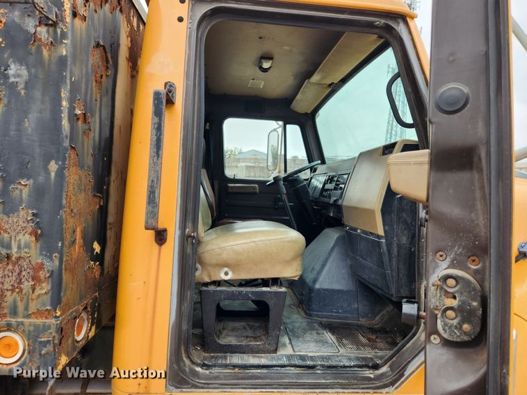 image for item KT9370 1990 International 4900  flatbed truck with forklift