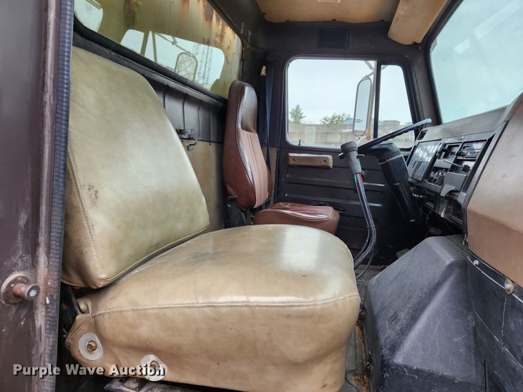 image for item KT9370 1990 International 4900  flatbed truck with forklift