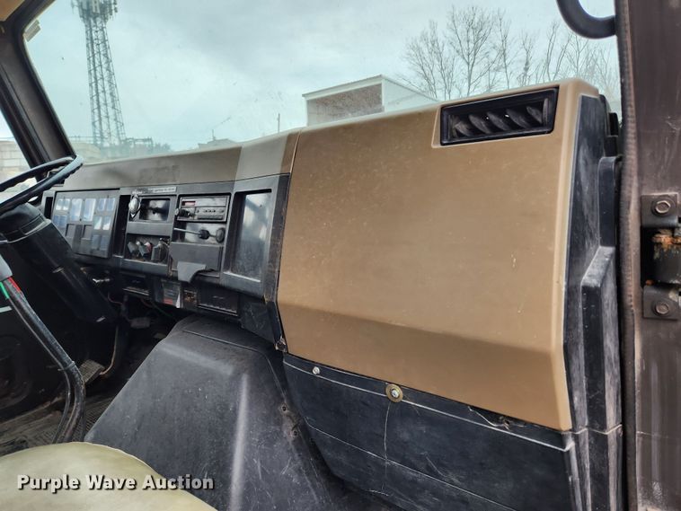 image for item KT9370 1990 International 4900  flatbed truck with forklift