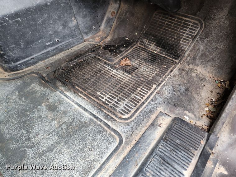 image for item KT9370 1990 International 4900  flatbed truck with forklift