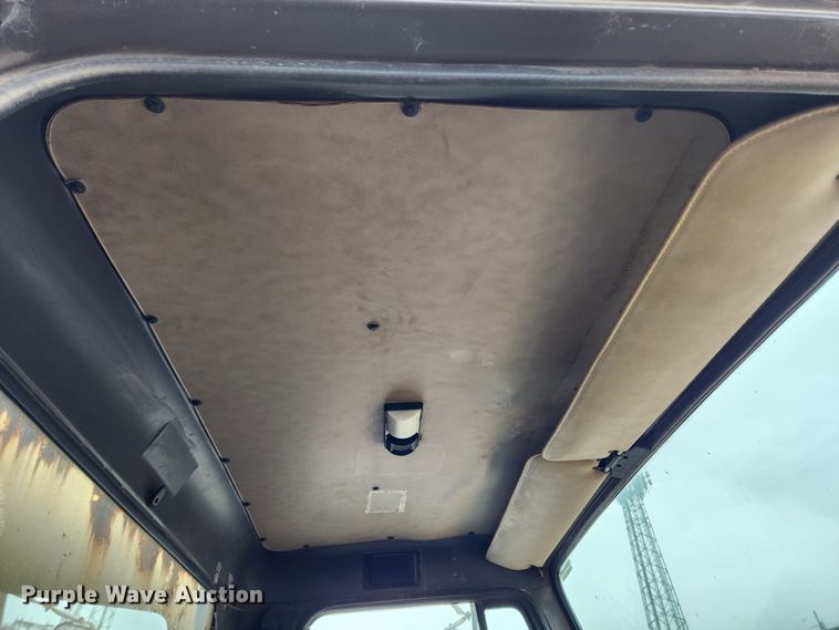 image for item KT9370 1990 International 4900  flatbed truck with forklift