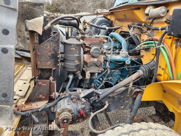 image for item KT9370 1990 International 4900  flatbed truck with forklift