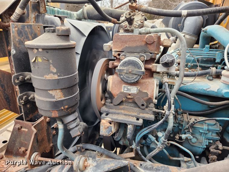 image for item KT9370 1990 International 4900  flatbed truck with forklift