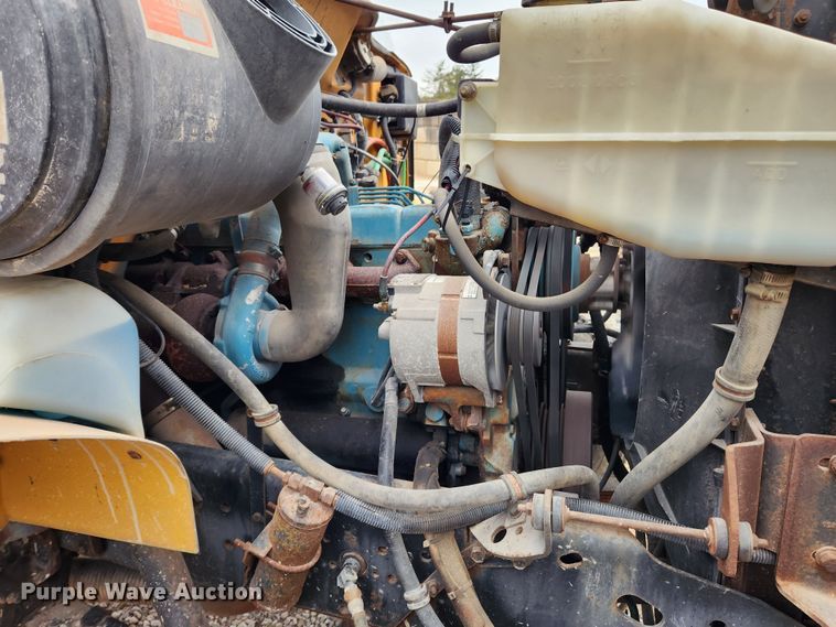 image for item KT9370 1990 International 4900  flatbed truck with forklift