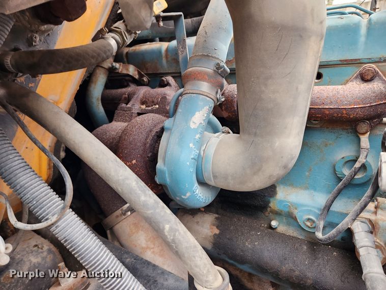 image for item KT9370 1990 International 4900  flatbed truck with forklift