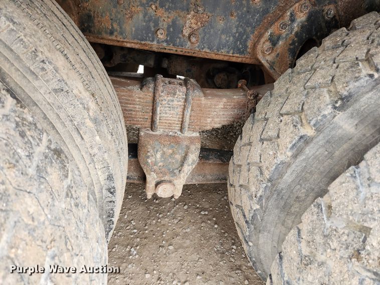 image for item KT9370 1990 International 4900  flatbed truck with forklift