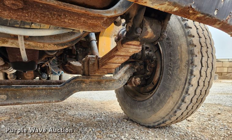 image for item KT9370 1990 International 4900  flatbed truck with forklift