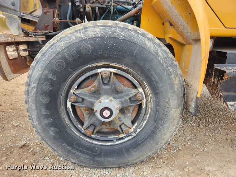 image for item KT9370 1990 International 4900  flatbed truck with forklift