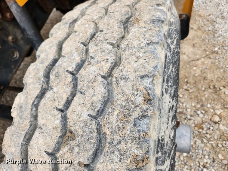 image for item KT9370 1990 International 4900  flatbed truck with forklift