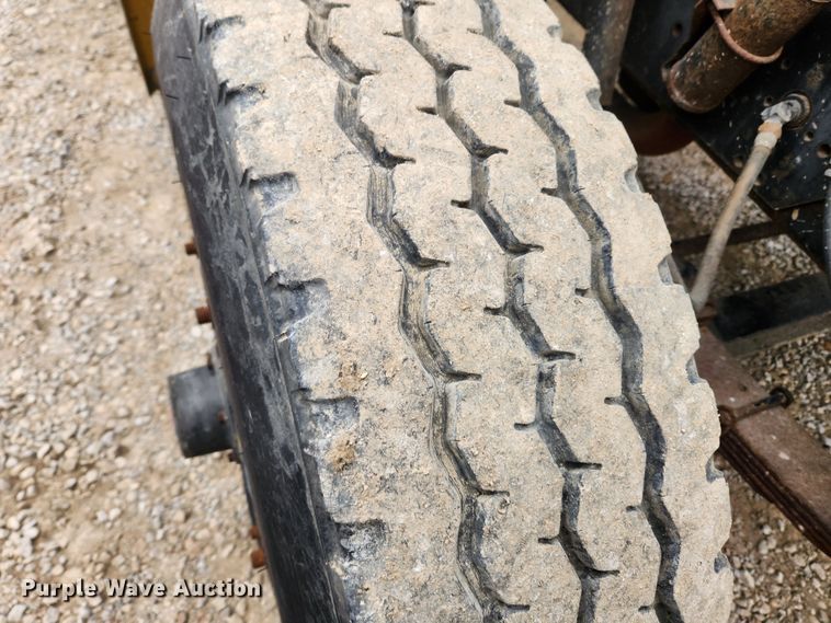 image for item KT9370 1990 International 4900  flatbed truck with forklift